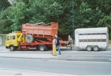 gele truck met tractor